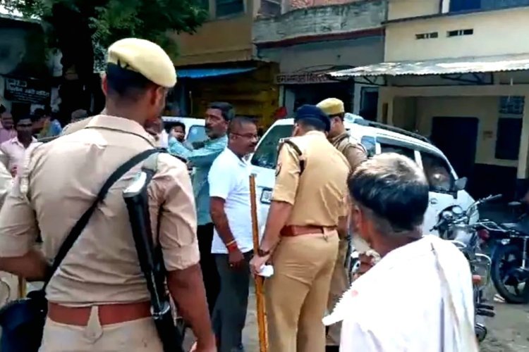 आजम खान को रिसीव करने पहुंची 15 गाड़ियों का हुआ चालान, पुलिस ने कहा इन गाड़ियों की वजह से...