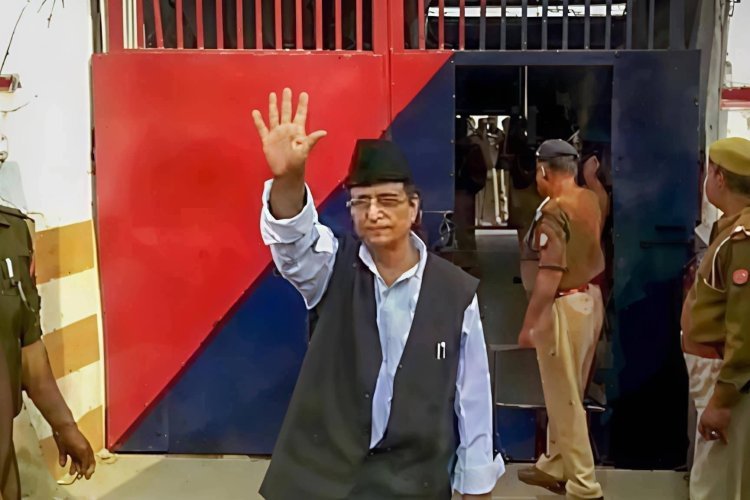 24 घंटे बाद भी आजम खान से मिलने नहीं पहुंचे सपा के बड़े नेता, क्या बड़े सियासी तूफान की है सुगबुगाहट