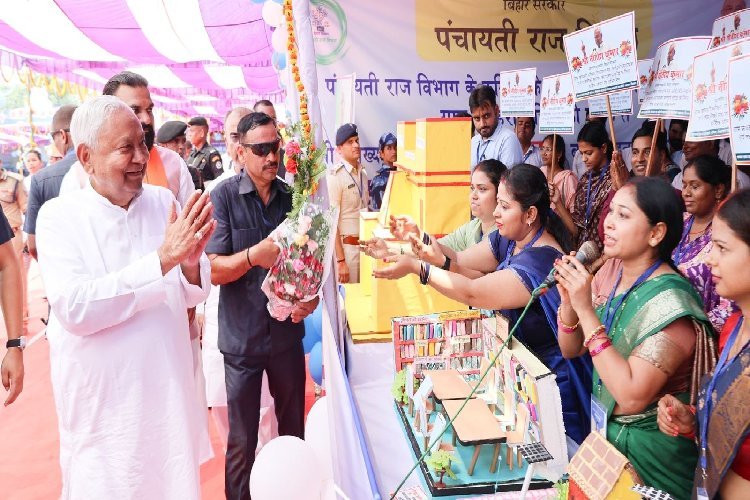 महिलाओं को CM नीतीश का तोहफा: आत्मनिर्भर बनाने के लिए उठाया बड़ा कदम, सीधे खाते में ट्रांसफर किए जाएंगे 10-10 हजार रुपए