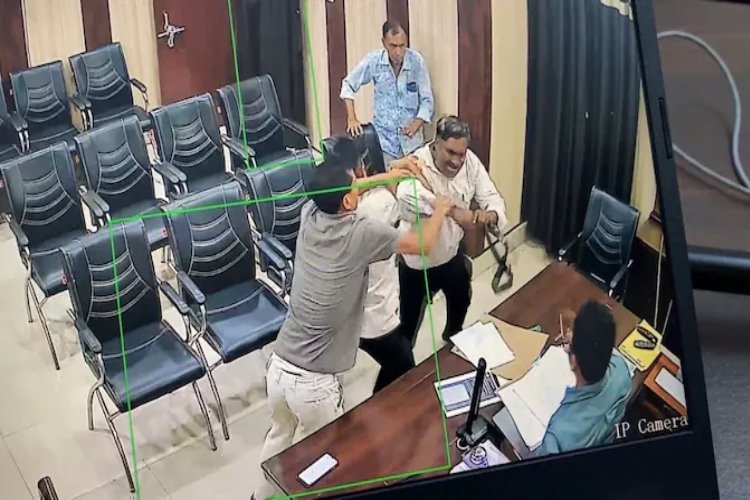 सहायक शिक्षिका को परेशान करने के आरोप में घिरे प्रधानाध्यापक ने सबके सामने ही शिक्षा अधिकारी को बेल्ट से पीटा