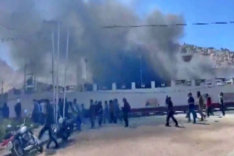 लद्दाख में अशांति: प्रदर्शनकारियों ने बीजेपी कार्यालय फूंका, पुलिस वैन में लगाई आग