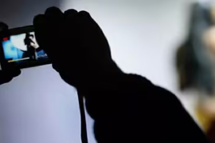 नोएडा में लड़की के बाथरूम में मिला स्पाई कैमरा, मेमोरी कार्ड में भरे थेफोटो-वीडियो, खुलासा होते ही मचा हड़कंप