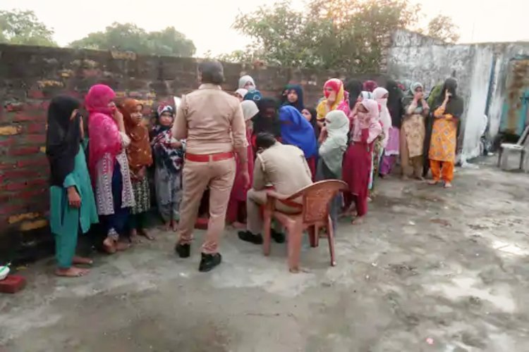 मदरसे में पड़ा छापा, टॉयलेट से बरामद हुई 40 नाबालिग लड़कियां, यूपी में हड़कंप!