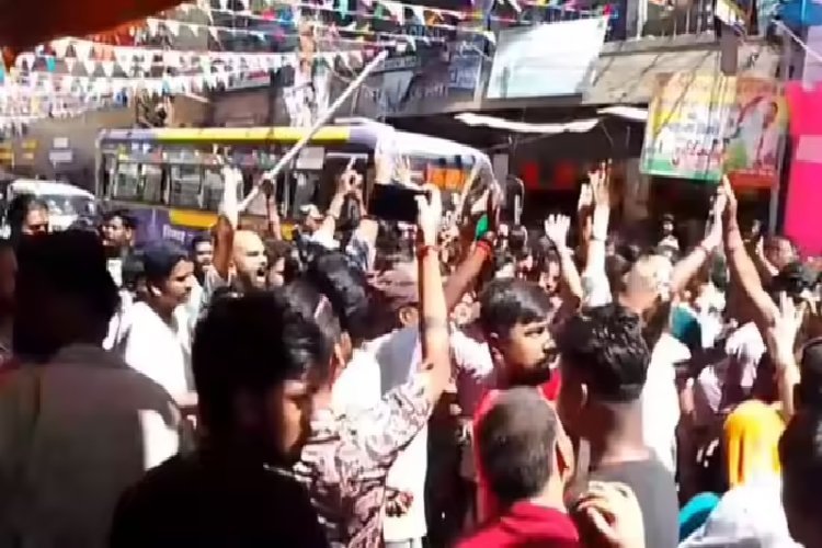 अमित शाह के दौरे से ठीक पहले भारी बवाल, उपद्रवियों ने पत्थर फेंके, दुकानों में तोड़फोड़ लूटपाट की 