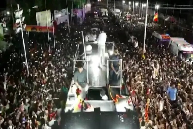 तमिलनाडु के करूर में विजय की रैली के दौरान भगदड़ में 20 से ज्यादा लोगों की मौत की खबर