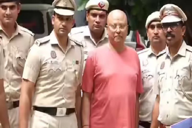 चैतन्यनंद को शारदा इंस्टीट्यूट ले जाकर पुलिस ने उसी कमरे में की पूछताछ, जहां उसने गंदी हरकत की थी