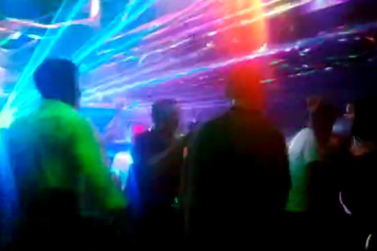 हिस्ट्रीशीटर की पार्टी में हाथ में बीयर लेकर डांस गर्ल संग पुलिस ने लगाए ठुमके, दरोगा सहित 4 पुलिसकर्मी सस्पेंड