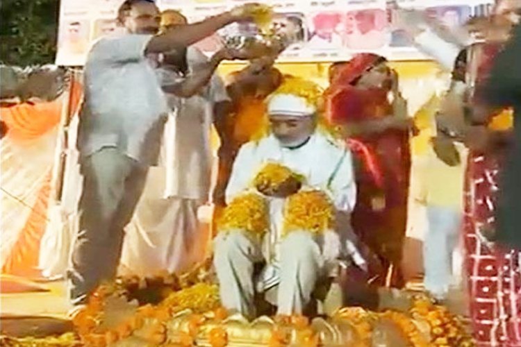 नवरात्रि में BJP सांसद की पूजा का वीडियो वायरल, 1 क्विंटल फूलों की हुई बरसात; विवाद के बाद बैकफुट पर नेताजी