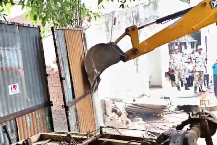बरेली में बुलडोजर कार्रवाई शुरू, तौकीर रजा के करीबी के गोदाम पर हुआ एक्शन, ड्रोन से निगरानी, भारी फोर्स तैनात