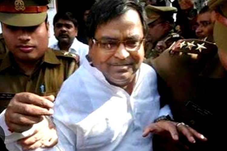 जेल में बंद सपा नेता व पूर्व गायत्री प्रजापति पर हुआ जानलेवा हमला, बंदी से कैंची से किया वार