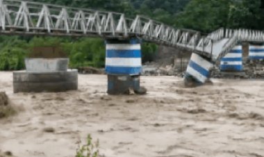 पश्चिम बंगाल में भारी बारिश: दार्जिलिंग जिले में भूस्खलन से कई मौतें; लोहे का पुल गिरा