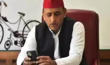 फेसबुक अकाउंट बंद करने के सवाल पर हंसते हुए मीडिया कर्मी से क्या बोले अखिलेश यादव