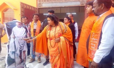 गांधी के पुतले को गोली मारने वाली लेडी गोडसे को योगी की पुलिस ने राजस्थान से किया गिरफ्तार, अवैध संबंध के लिए कराई थी अभिषेक गुप्ता की हत्या