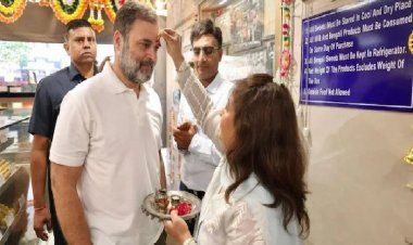 दिवाली के मौके पर मशहूर घंटेवाला मिठाई की दुकान पर पहुंचे राहलु गांधी, प्रतिष्ठान मालिक ने ली कांग्रेस नेता की चुटकी