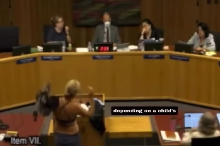 बीच मीटिंग में एक-एक कर अपने कपड़े उतारने लगी महिला, सब रह गए दंग, वीडियो वायरल...