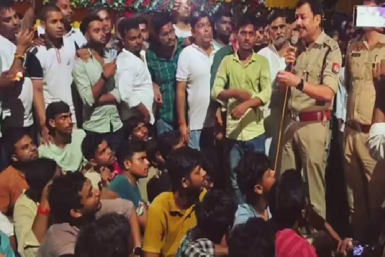 बलिया पुलिस पर दुर्गा पंडाल के पास लाठीचार्ज और अभद्रता का आरोप, 5 घंटे के धरना-प्रदर्शन के बाद हटाए गए थाना प्रभारी