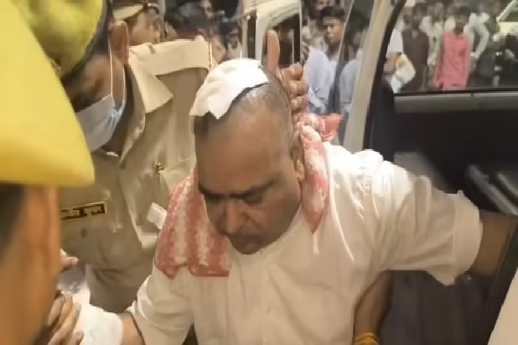 सपा नेता गायत्री प्रजापति पर हमला करने वाला विश्वास राजपूत कौन है? किस केस में जेल में है बंद