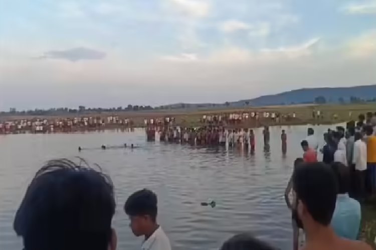 मातम में बदली दशहरा की खुशियां, नदी में समाई मूर्ति विसर्जित करने जा रही ट्रैक्टर-ट्रॉली, 14 की गई जान 