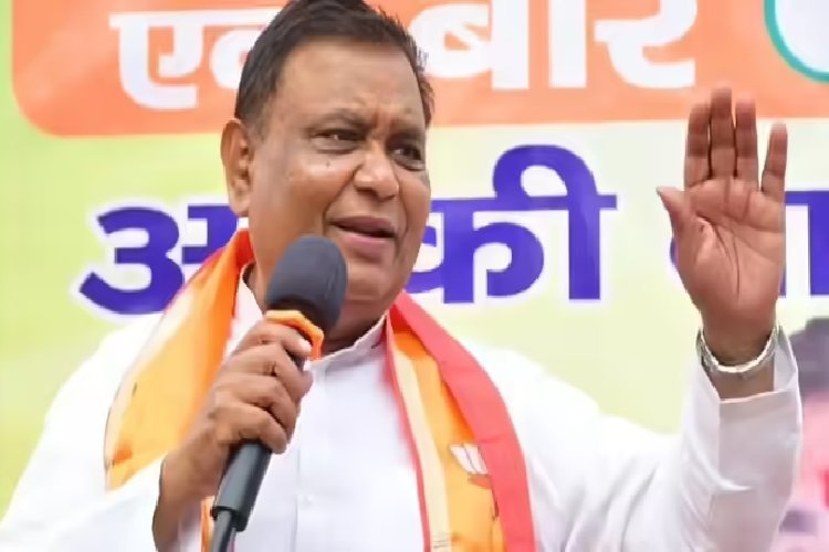 ''गांधी के विचारों ने हमें गुलाम बनाया, अतीक-मुख्तार के सफाए के लिए हथियार उठाने होंगे'' रामलीला मंच से बीजेपी सांसद का विवादित बयान