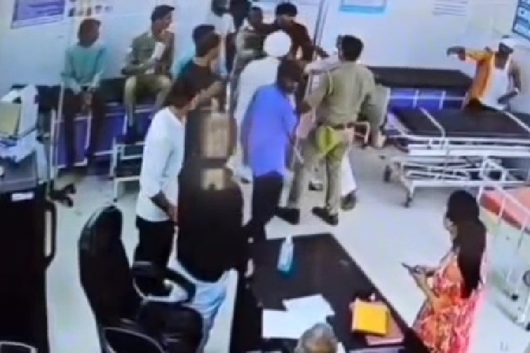 अस्पताल के बेड पर लेटे मरीजों पर पुलिस की मौजूदगी में हमला, शामली का बताया जा रहा वीडियो