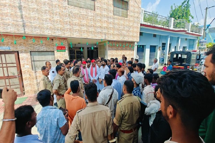 यूपी पुलिस को चकमा देकर बरेली कैसे पहुंच गए एक सांसद, एक मौलाना ने खोल दी सपा की पोल