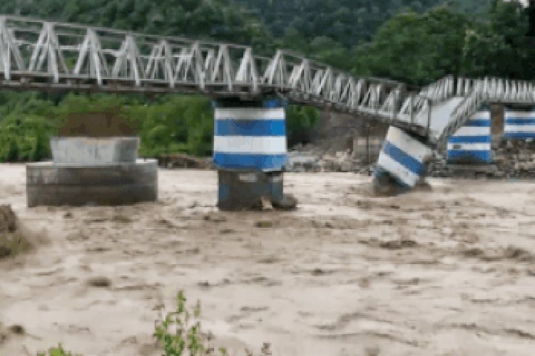 पश्चिम बंगाल में भारी बारिश: दार्जिलिंग जिले में भूस्खलन से कई मौतें; लोहे का पुल गिरा