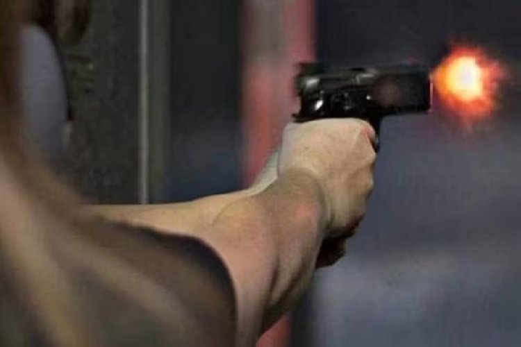 पिता की हत्या का 15 साल बाद बेटे ने लिया बदला! कातिल को गोली मारकर हुआ फरार