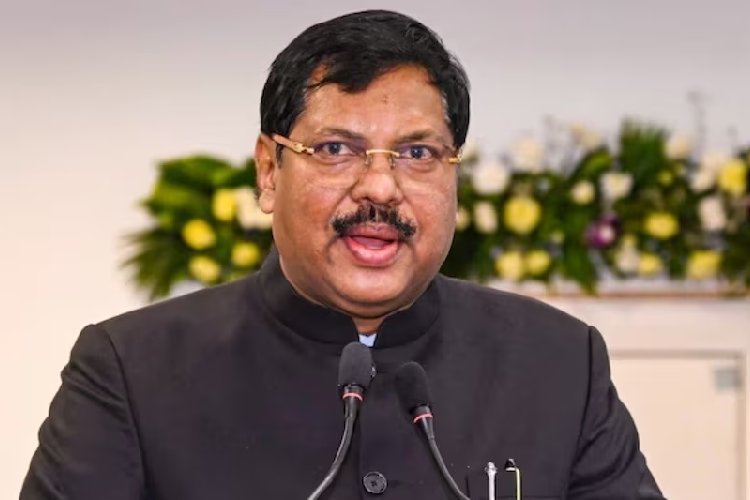 सुप्रीम कोर्ट में CJI की तरफ जूता फेंकने की कोशिश, हिरासत में आरोपी वकील