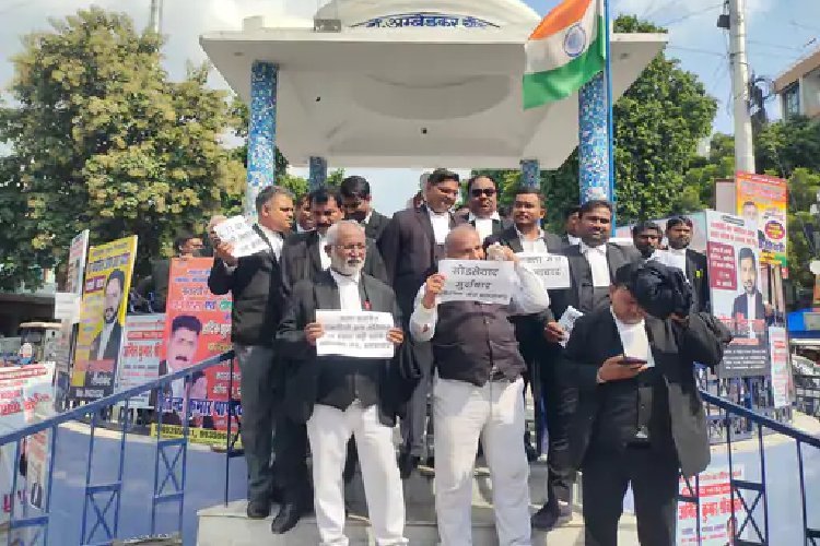 CJI गवई के खिलाफ दुर्व्यवहार पर वकीलों का देशभर में प्रदर्शन, सुप्रीम कोर्ट के बाहर केवल 5 वकील दिखे!