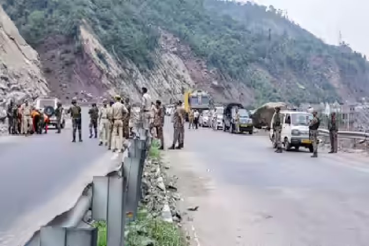 जे&के में बर्फीले तूफान में फंसी आर्मी टीम: 2 जवान लापता; सर्च ऑपरेशन जारी