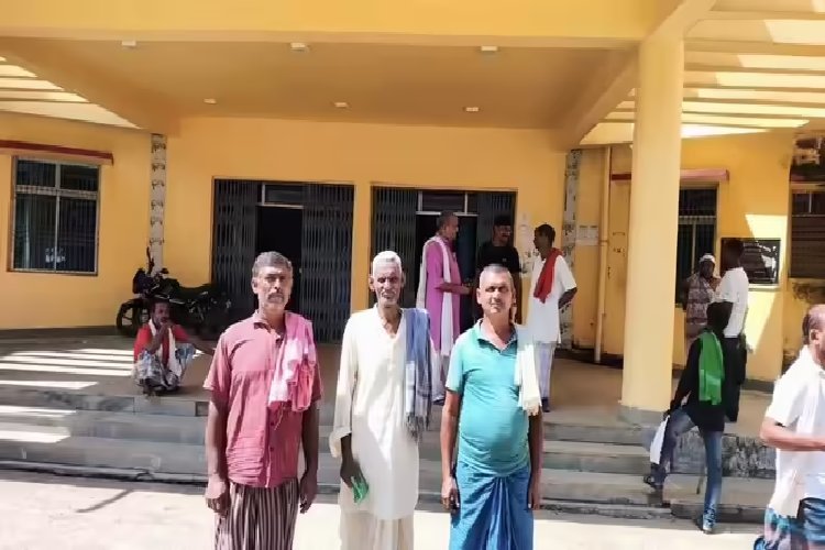 बांका में मतदाता सूची में गड़बड़ी का बड़ा मामला: BDO के पास पहुंचे 5 ग्रामीणों ने कहा- ''साहब मैं जिंदा हूं''