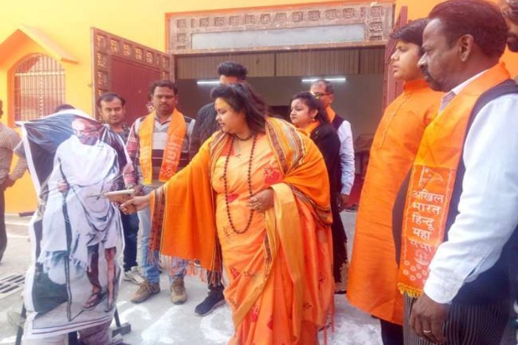 गांधी के पुतले को गोली मारने वाली लेडी गोडसे को योगी की पुलिस ने राजस्थान से किया गिरफ्तार, अवैध संबंध के लिए कराई थी अभिषेक गुप्ता की हत्या