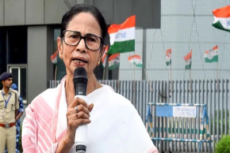 ममता बनर्जी ने मेडिकल कॉलेज में गैंग रेप पर चुप्पी तोड़ी, कहा- रात में लड़की को बाहर नहीं जाने देना चाहिए