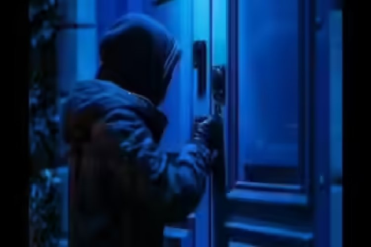 पत्नी की हत्या के आरोप में जेल में बंद रामजीत यादव ने जेलर की चेकबुक चुराकर 30 लाख रुपये उड़ा लिए