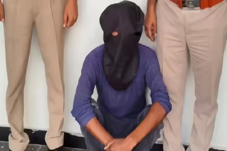 मां के सामने कपड़े उतारकर गंदे इशारे करने लगा बेटा, बुलानी पड़ी पुलिस, तो बची इज्जत