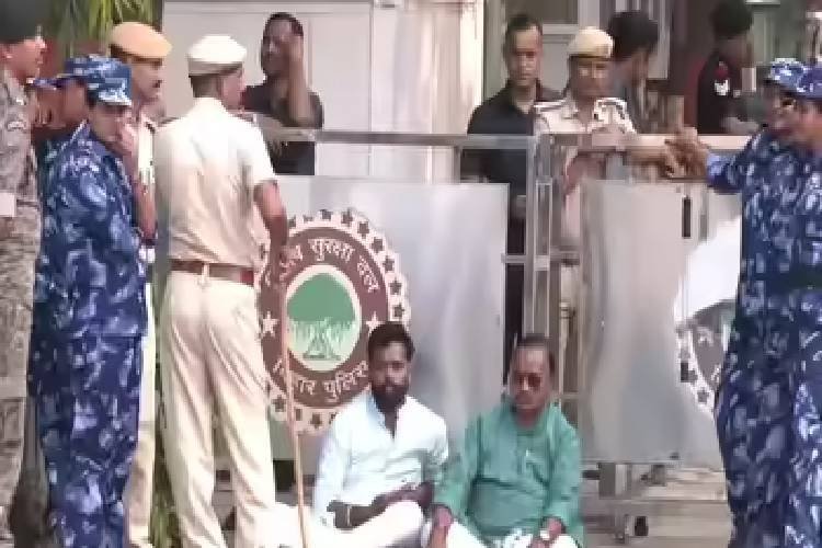 पुलिस ने नीतीश कुमार के घर के बाहर धरना दे रहे JD(U) विधायक गोपाल मंडल को हटाया