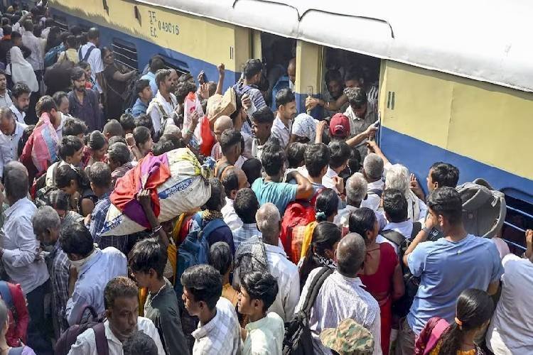 बिहार जा रही ट्रेन में बड़ा हादसा, भारी भीड़ की वजह से गिरे 3 लोग, 2 की हुई मौत