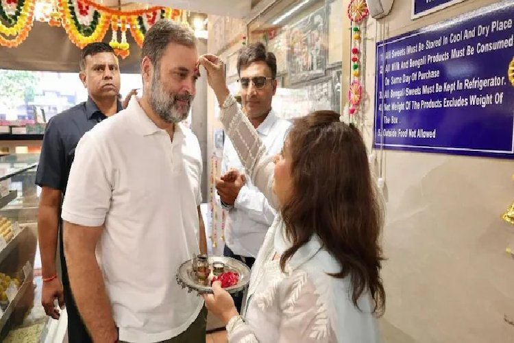 दिवाली के मौके पर मशहूर घंटेवाला मिठाई की दुकान पर पहुंचे राहलु गांधी, प्रतिष्ठान मालिक ने ली कांग्रेस नेता की चुटकी