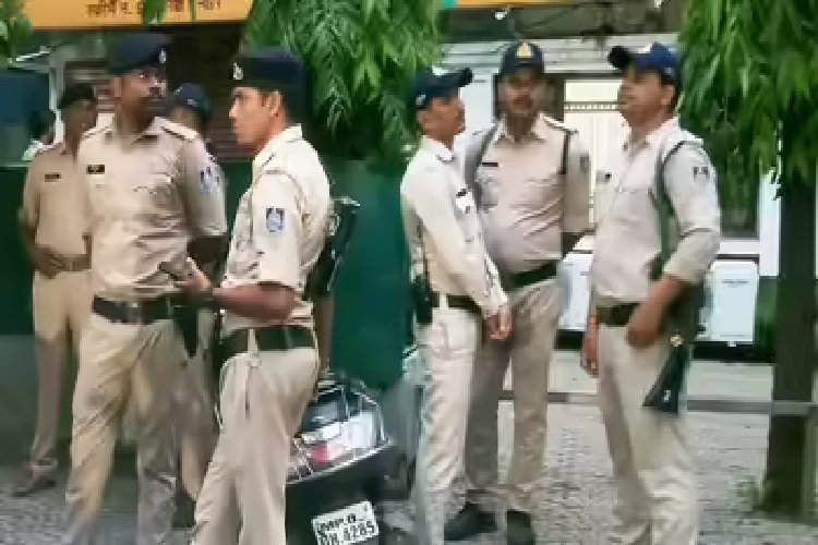 गाड़ी चलाने से मना करने पर दलित व्यक्ति को पीटा, शराब और पेशाब पीने के लिए किया मजबूर, 3 गिरफ्तार