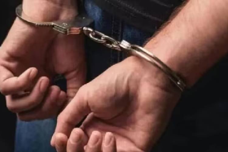 इंस्पेक्टर ने शादी का झांसा देकर सब-इंस्पेक्टर के साथ बनाए संबंध, दूसरी महिला के साथ लिए सात फेरे