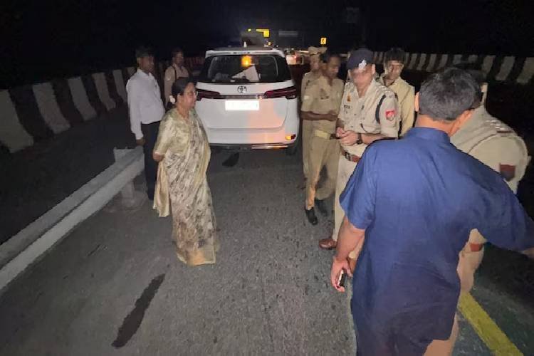 आगरा एक्सप्रेसवे पर ट्रक से टकराई यूपी की मंत्री की कार, ड्राइवर की सूझबूझ से बची जान