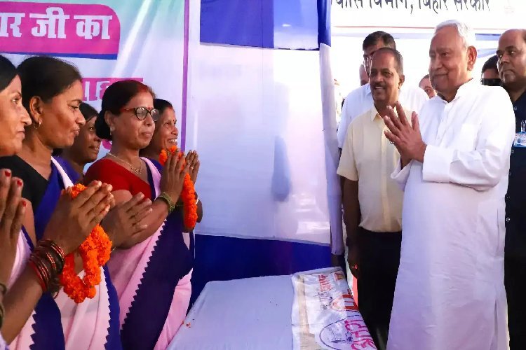 बिहार में विपक्ष फैला रहा झूठ, महिलाओं को कभी नहीं लौटाने होंगे 10 हजार रुपए