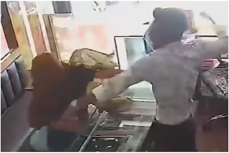 दुपट्टे वाली महिला को दुकानदार ने 20 सेकेंड में क्यों जड़े 17 थप्पड़, वजह हैरान करने वाली है...