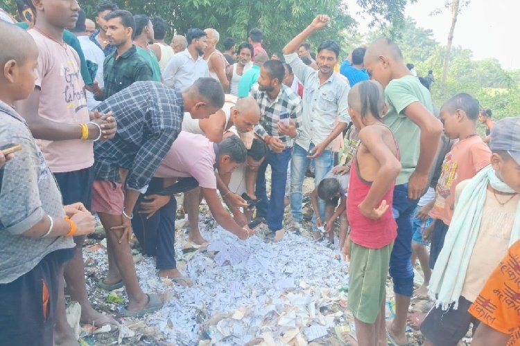 कूड़े में VVPAT पर्चियां मिलने के बाद हड़कंप, प्रदर्शन के बाद चुनाव आयोग ने ये कहा...