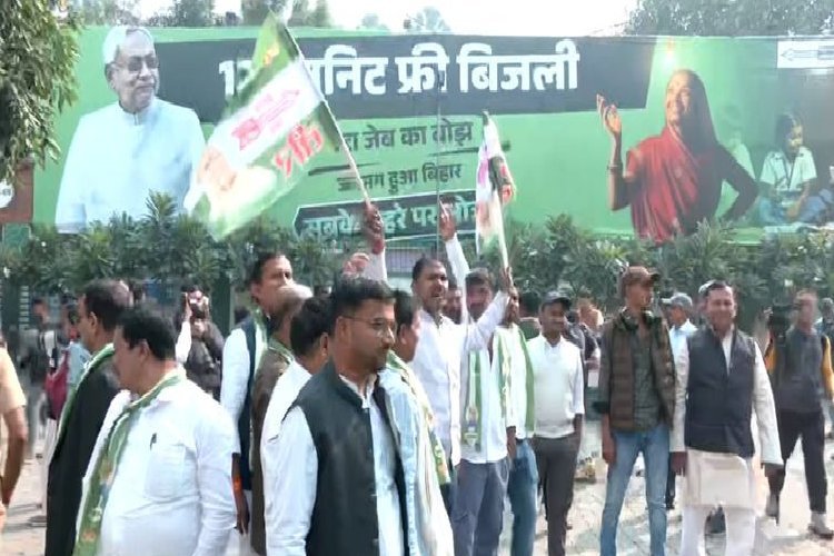 ऐतिहासिक जीत की ओर बढ़ता एनडीए, जदयू कार्यालय में फूटने लगे पटाखे, महागठबंधन का कार्यालय पड़ा विरान