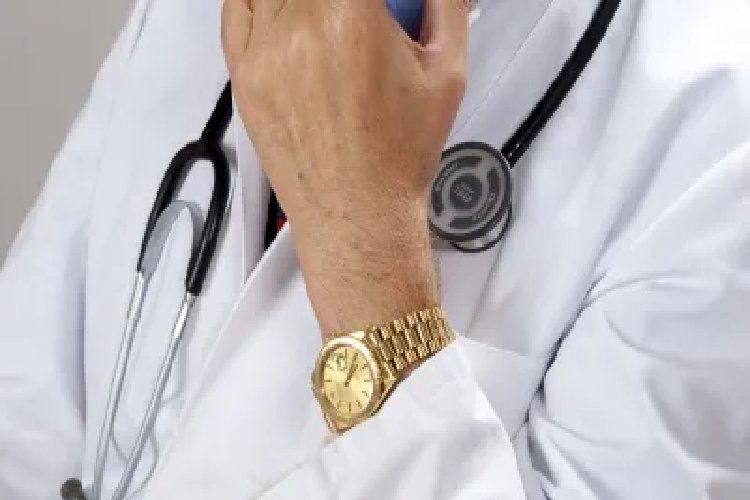 दर्द से पीड़ित महिला का इलाज के बहाने प्राइवेट पार्ट छूने लगा डॉक्टर; विरोध करने पर चाकू लेकर धमकाया