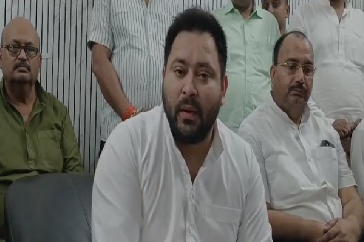 भरी बैठक में छलका उठा तेजस्वी का दर्द, आंखें भी नम, नेतृत्व छोड़ने की पेशकश