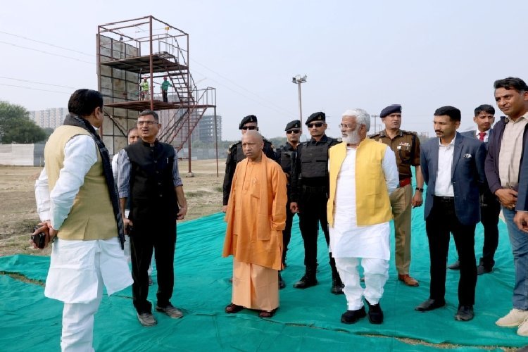 CM योगी के पटना एयरपोर्ट पर पहुंचते ही लगे जय श्री राम के नारे, नितीश के शपथ ग्रहण समारोह में हुए शामिल