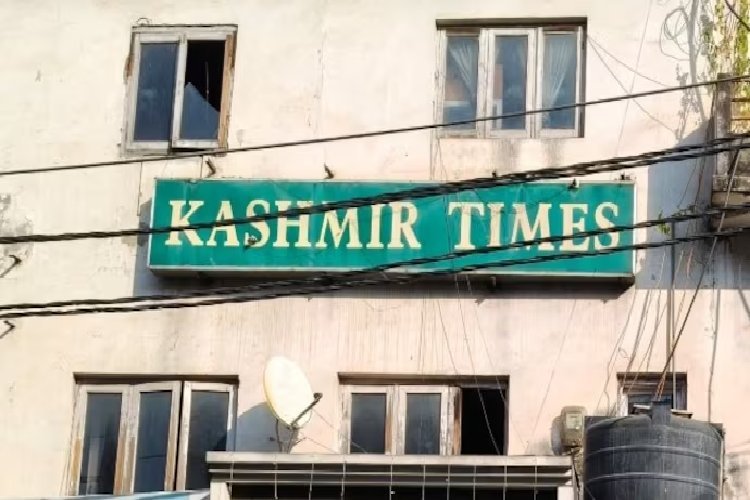 कश्मीर टाइम्स दफ्तर पर छापे मिले में खतरनाक राइफल के कारतूस; संपादकों ने कार्रवाई को बताया पत्रकारिता को कुचलने की साजिश