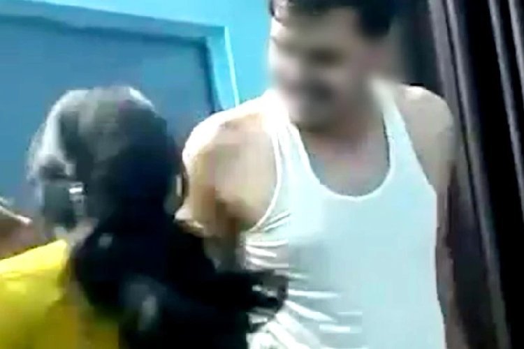 इमरजेंसी ड्यूटी में तैनात डॉक्टर ने बंद कमरे में युवती के साथ अश्लीलता की हदें पार कीं, वीडियो लीक